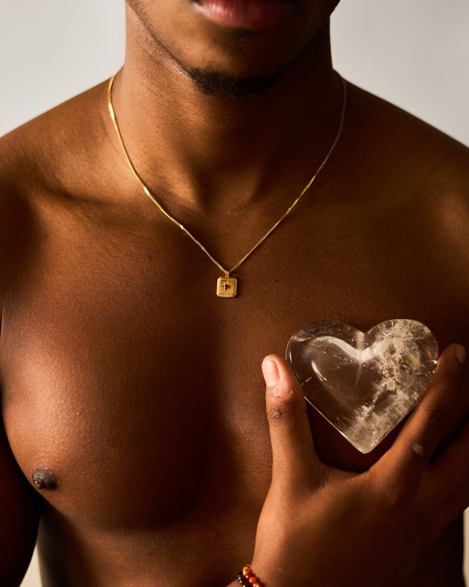 Modelo con collar Enero